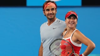 Roger Federer und Belinda Bencic schauen ins Publikum.