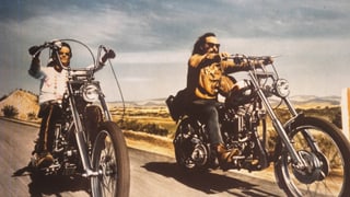 Peter Fonda und Dennis Hopper fahren auf ihren Motorrädern durchs Land.
