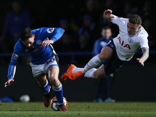 Tottenhams Kieran Trippier und Rochdales Henderson kämpfen um den Ball