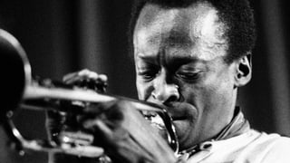 Miles Davis spielt Trompete.