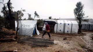 Zeltlager ausserhalb des Flüchtlingslagers Moira auf der griechischen Insel Lesbos. Zeltlager ausserhalb des Flüchtlingslagers Moira auf der griechischen Insel Lesbos.