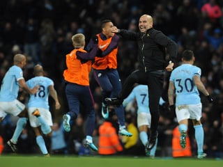 Pep Guardiola springt nach einem Tor in die Höhe.