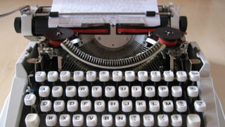 Eine alte Typenhebel-Schreibmaschine ohne Frontabdeckung.