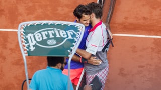 Wawrinka und Federer umarmen sich 