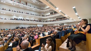 Blick in den vollbesetzten weissen Saal im KKL Luzern.