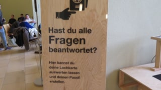 Eine der Holzboxen mit Fragen. Eine der Holzboxen mit Fragen.
