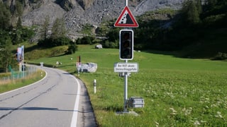 Ampel und Steinschlag-Schild auf der Kantonsstrasse vor Brienz. Ampel und Steinschlag-Schild auf der Kantonsstrasse vor Brienz.