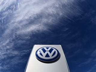 Das VW-Logo sticht in den Himmel.