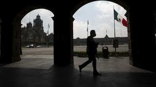 Ein Mann in Mexiko-Stadt mit einer Maske. 