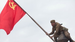 Soldat hält sowjetische Flagge.