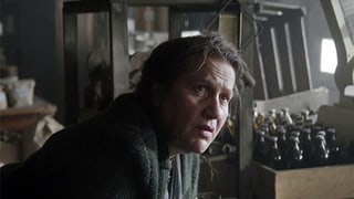 Filmszene: Putzfrau Lena (Cornelia Kempers) ist neugierig. Filmszene: Putzfrau Lena (Cornelia Kempers) ist neugierig.