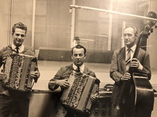 Zwei Akkordeonisten und ein Kontrabassist.