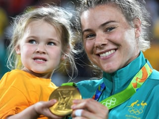 Mutterliebe: Dia Australierin Nicole Beck gewinnt zusammen mit ihrer Tochter Sophie die Goldmedaille im Muki-Turnen.
