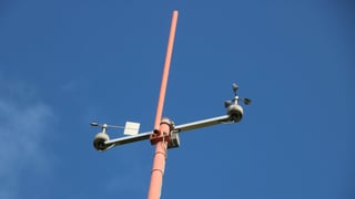 Schalenkreuzanemometer (rechts) und digitale Windfahne (links).