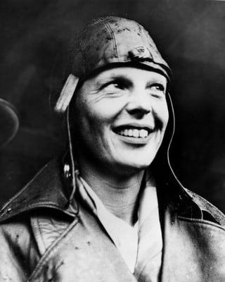 Amelia Earhart mit Fliegerkappe