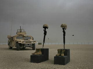 Helme und Stiefel als Grabstätte für zwei gefallene US-Soldaten, Südafghanistan 2008. 