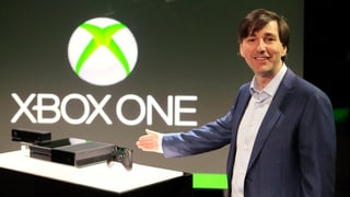 Don Mattrick zeigt an der E3 die Xbox One.