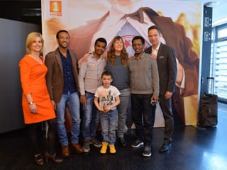 Die Moderatoren posieren mit Annelies Djellal und ihren Begleitern.