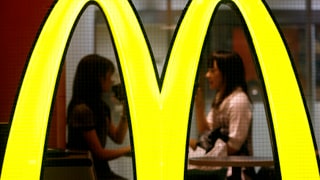 Zwei Japanerinnen in einem McDOnald's Restaurant Zwei Japanerinnen in einem McDOnald's Restaurant