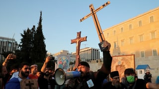 Demonstrierende vor dem Parlament in Athen.