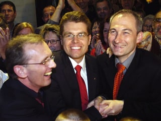 Die drei Erwähnten jubelnd nach der Verkündigung der Wahlresultate.