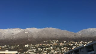 Blick auf die verzuckerten Berge oberhalb von Minusio. Blick auf die verzuckerten Berge oberhalb von Minusio.