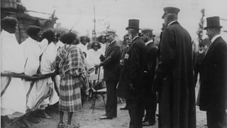 Kaiser Wilhelm II. besichtigt 1909 eine Gruppe Äthiopier bei einer Völkerschau im Tierpark Hagenbeck. Kaiser Wilhelm II. besichtigt 1909 eine Gruppe Äthiopier bei einer Völkerschau im Tierpark Hagenbeck.