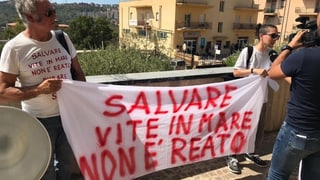 Demonstranten halte ein Banner Demonstranten halte ein Banner