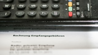 Fernsehapparat, darunter eine Rechnung.