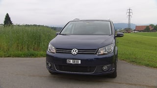 Dunkelblauer VW-Van steht auf einer Nebenstrasse. Dunkelblauer VW-Van steht auf einer Nebenstrasse.