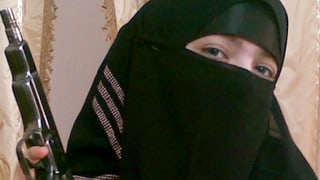 Eine Frau mit verschleiertem Gesicht hat eine Pistole in der Hand.