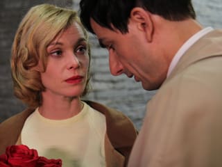 Mona Petri als Iris von Roten und Fabian Krüger als Peter von Roten in einer Szene aus dem Film «Verliebte Feinde».