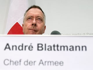 André Blattmann hinter einem Schild mit der Aufschrift Chef der Armee