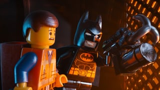 Legomännchen Emmet und Batman schmiden Pläne