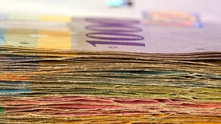 Alle erhältlichen Schweizer Banknoten: 10, 20, 50, 100, 200 und 1000 Schweizer Franken (keystone)