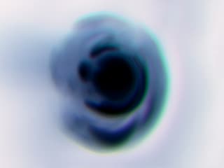 Abstraktes Bild: Runder, schwarzer Mittelpunkt, der gegen aussen hin schwächer und weicher wird