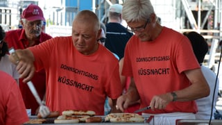 Zwei Männer am Grill