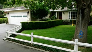 Garage, Rasen und Zaun eines Privatanwesens Garage, Rasen und Zaun eines Privatanwesens