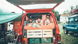 Festivalbesucher in Campingbus Festivalbesucher in Campingbus