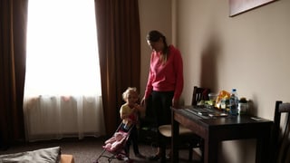 Mutter mit Kind in Hotelzimmer