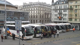 Mehrere parkierte Cars in der Stadt Luzern.