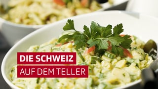 Salat mit Schriftzug "Die Schweiz auf dem Teller"