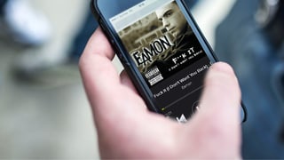 Smartphone in einer linken Hand.