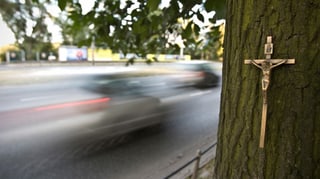 Autos fahren an Unfallstelle vorbei Autos fahren an Unfallstelle vorbei