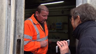 Bauer in seinem Stall konfrontiert von einem Reporter. Bauer in seinem Stall konfrontiert von einem Reporter.