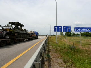 Ein Lastwagen, der ein Militärfahrzeug der privaten Söldnergruppe Wagner transportiert, ist auf der Autobahn M-4 unterwegs. Die M-4 verbindet die Hauptstadt Moskau mit den südlichen Städten Russlands (24.06.23).
