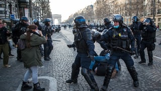 Polizisten in Paris bei einer Festnahme.
