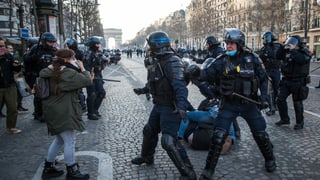 Polizisten in Paris bei einer Festnahme.