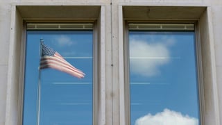 US-Flagge in Fenster US-Flagge in Fenster