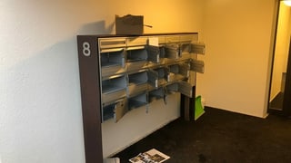 Briefkastenanlage mit offenen Paketfach-Türen. Briefkastenanlage mit offenen Paketfach-Türen.